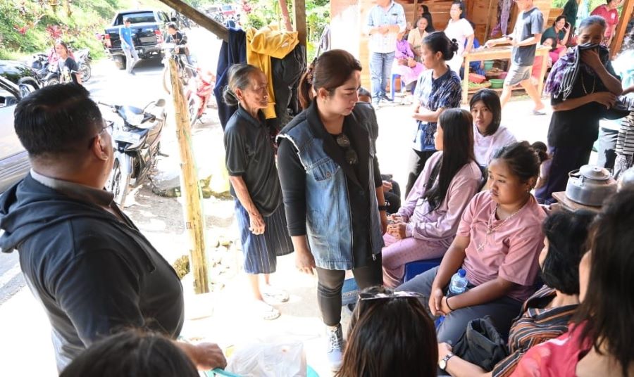 Eva Rataba dan NasDem Torut Bantu Korban Bencana Longsor di Buntao